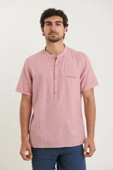 Camisa manga corta color rojo, cuello mao y botones de coco.