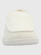 Zapatillas slip on beige de tela, con suela de goma blanca.