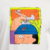 Remera blanca de algodón con estampa de un hombre con gorro Nike al que le están colocando una zapatilla Nike en la cabeza.