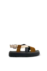 Sandalias de cuero con tiras cruzadas color marrón, negro y dorado, con hebilla de ajuste y suela de goma negra.