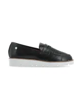 Mocasín de cuero negro con perforaciones decorativas y suela blanca de plataforma.