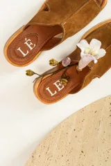 Sandalias marrones de cuero con diseño minimalista.