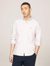 Camisa de algodón Oxford con diseño atemporal de rayas verticales, cuello con botones y logo bordado en el pecho de Tommy Hilfiger.