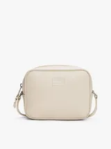 Bandolera Tommy Jeans color crema, de forma rectangular y correa ajustable. Presenta el logo de la marca en relieve en el frente.