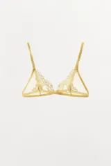 Bralette triangular color dorado con encaje floral, de tul semitransparente y tirantes finos regulables. Cierre trasero con gancho metálico.