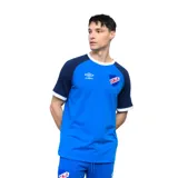 Remera de fútbol Umbro del Club Nacional de Football, modelo Fitz. Diseño en azul con mangas en azul marino y detalles en blanco en cuello y puños. Incluye logo de Umbro y escudo del club en el frente.