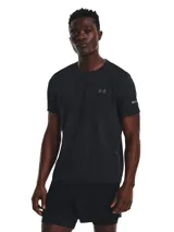 Remera deportiva Under Armour Seamless Stride de hombre, color negro con logo gris en el pecho y detalle reflectivo en la manga.