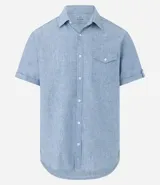Camisa de hombre de manga corta en lino color blanco, con cuello clásico, botonadura frontal y bolsillo de parche en el pecho. Corte recto.