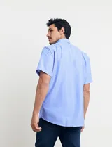 Camisa celeste con estampado de puntos blancos, de manga corta y corte clásico.