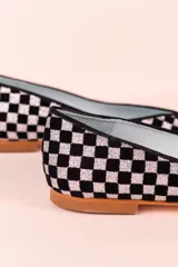 Ballerinas negras con estampado a cuadros blancos y negros, detalle de lágrima en el empeine y plantilla intercambiable de lana y piel. Modelo exclusivo de Defloresyfloreros, diseñado y fabricado en España.