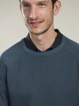 Sweater de punto color azul marino con cuello redondo y mangas raglán.