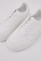 Zapatilla deportiva blanca de eco cuero con diseño clásico y cordones.