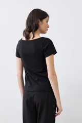 Remera blanca de manga corta con escote bote.