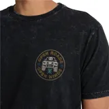 Remera negra con efecto gastado y estampado pequeño en el pecho con el logo de Roark Open Roads.