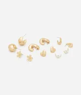 Set de aros dorados con diferentes diseños: aros tipo argolla, aros con forma de gota, aros con forma de corazón, aros con forma de flor y aros con forma de luna con incrustaciones de strass.