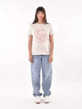 Remera blanca de algodón con estampado de cerezas rojas y texto "Mon Cheri".