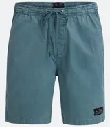 Bermuda celeste de sarga con cintura elástica ajustable con cordón, bolsillos laterales y traseros, y etiqueta con logo en la parte inferior.