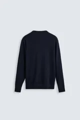Jersey de hombre regular fit, color negro, tejido en hilatura de lana cashmere. Cuello redondo y manga larga con terminaciones en rib.