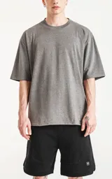 Remera gris melange de corte crop y calce oversize, con hombros caídos y cuello redondo.