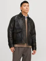 Chaqueta de cuero marrón con cuello biker y cierre con cremallera.