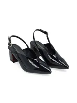 Zapato de cuero negro charol con punta fina, slingback con hebilla dorada y taco geométrico con estampado carey.