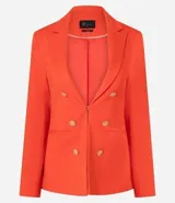 Blazer femenino color rojo, de corte estructurado, con cuello solapa, cierre frontal con botones dorados y bolsillos delanteros.