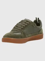 Zapatillas deportivas de cuero y descarne color verde oliva, con cordones y suela marrón de goma.
