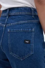 Short de jean azul oscuro, tiro alto, con bolsillos delanteros y traseros.