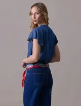 Blusa celeste de lyocell, marca Alex & Parker, con cuello a la base y escote en V. Manga 3/4 con terminación fruncida.