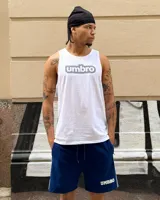 Musculosa blanca con logo Umbro estampado en el pecho.