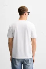 Camiseta negra de algodón con elasticidad, corte slim fit, cuello en V y mangas cortas.
