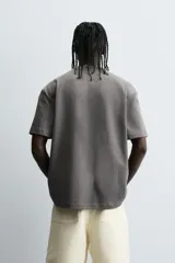 Camiseta celeste de corte holgado, cuello redondo y manga corta.