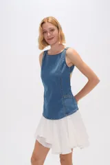 Top de jean azul con breteles finos, cuello redondo, pinzas y bolsillos frontales. Cierre con broches en la espalda. Corte al cuerpo.