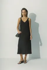 Vestido midi negro de lino con breteles finos y escote en V.