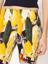 Pantalón recto de jacquard con estampado de limones, tiro medio y cierre lateral con tiracierre metálico niquelado.