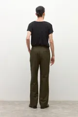 Pantalón de corte recto y tiro medio en color verde oliva, con cierre frontal de cremallera y botón, y bolsillos laterales.