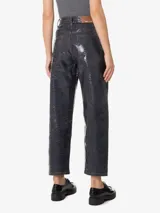 Pantalón de jean de tiro alto con estampado de piel de cobra brillante, corte recto y largo hasta los tobillos.