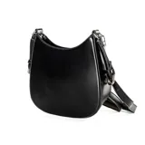Bandolera negra de símil cuero liso, con correa regulable y herrajes plateados. Tiene cierre superior, un compartimento principal y un bolsillo interno con cierre.