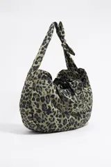 Bolso shopper de nylon con estampado animal print en tonos verde y negro. Tiene doble asa de mano, asa de tejido, bolsillo interior y etiqueta cerillera.