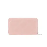 Billetera grande color nude, con diseño acolchado en forma de rombos y logo metálico plateado. Tiene cierre perimetral y múltiples compartimentos internos.