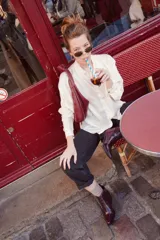 Botas de cuero con estampado de piel de serpiente en tonos burdeos y marrón con brillo dorado. Diseño de punta alargada, altura hasta el tobillo, cierre lateral y mini taco de 2.5cm.