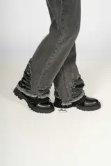Pantalón de jean celeste de corte wide leg con roturas y desgastes en el ruedo.