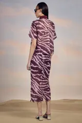 Falda midi de encaje con estampado de cebra en tonos rosa y marrón.