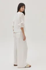 Blusa blanca de lino con mangas abullonadas de ramie.