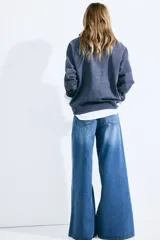 Buzo azul con cuello redondo y mangas largas. Estampado frontal con la frase "Atelier Paris".