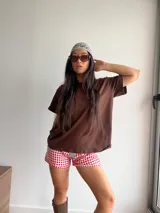 Remera marrón de corte holgado y mangas cortas.