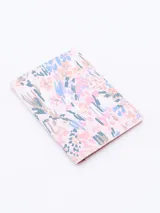 Funda para pasaporte con estampado floral abstracto en tonos rosa, celeste, azul y gris.