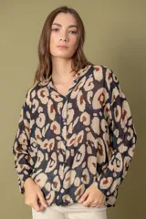 Camisa estampada con flores y insectos, de manga larga y corte holgado.