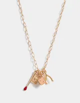 Collar dorado con cadena de eslabones y dijes colgantes: fósforo con cabeza roja, naipe con corazón y dado esmaltado rosa.