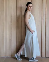 Vestido largo azul melange de corte imperio, con escote en V y breteles finos. Presenta una abertura lateral en la falda.